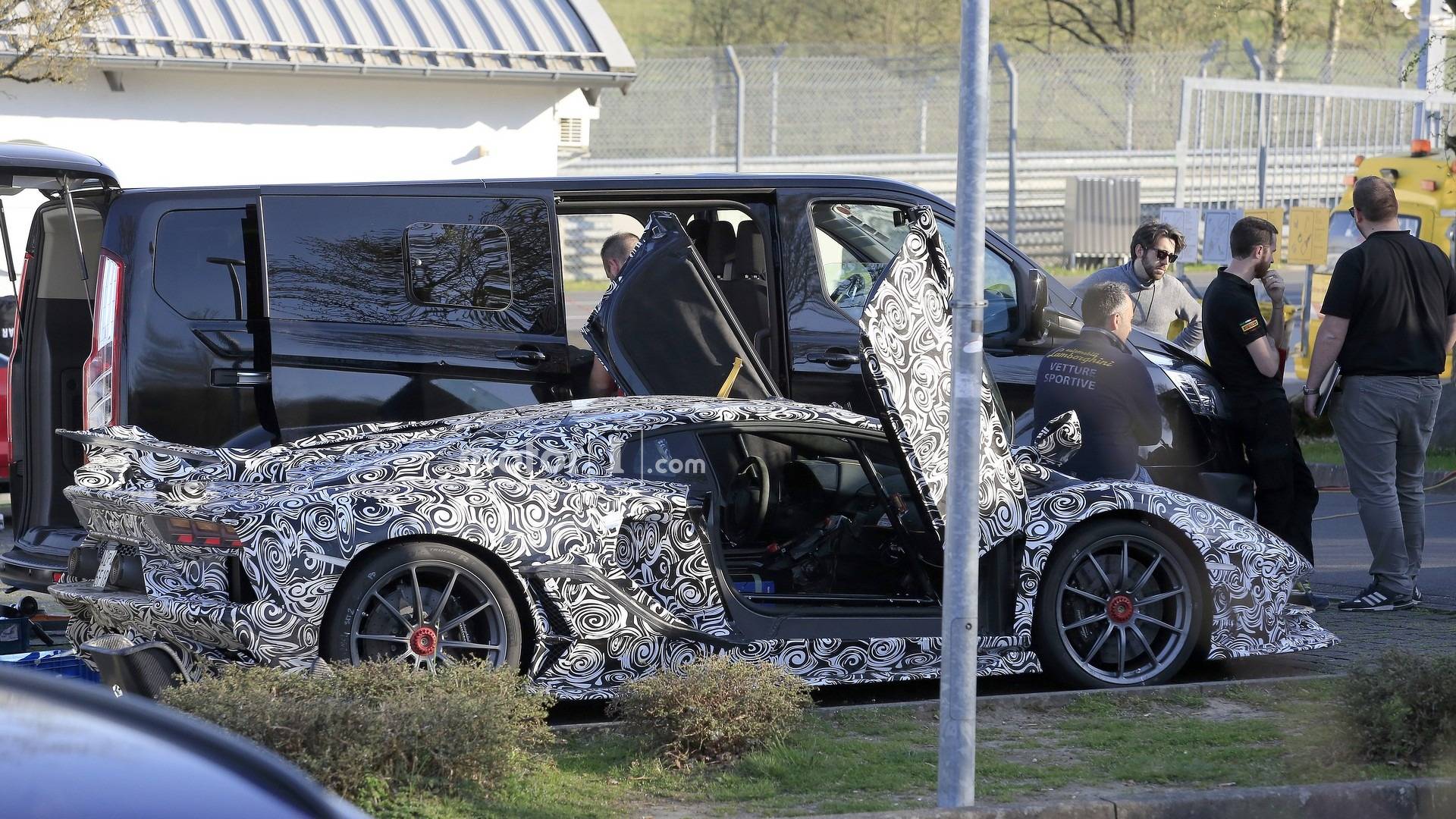 Шпионы увидели салон Lamborghini Aventador SVJ