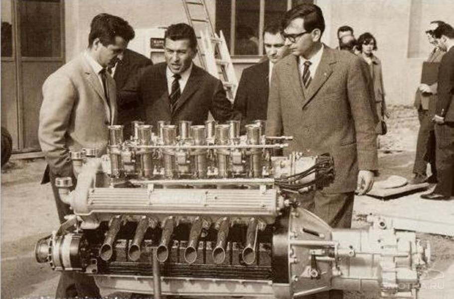 Слева направо: Джотто Биззаррини, Ферруччо Ламборгини и Джан Паоло Даллара в Сант-Агата-Болоньезе в 1963 году с прототипом двигателя Lamborghini V12.