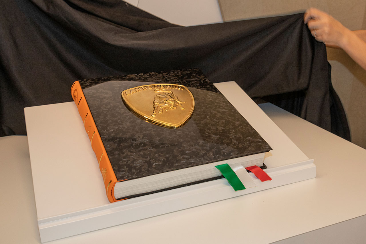 ДНК Lamborghini – книга ценой в миллион рублей