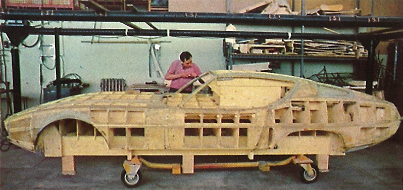 Деревянный кузов Pirana в мастерской Bertone. Позднее его модифицировали под прототип Espada.
