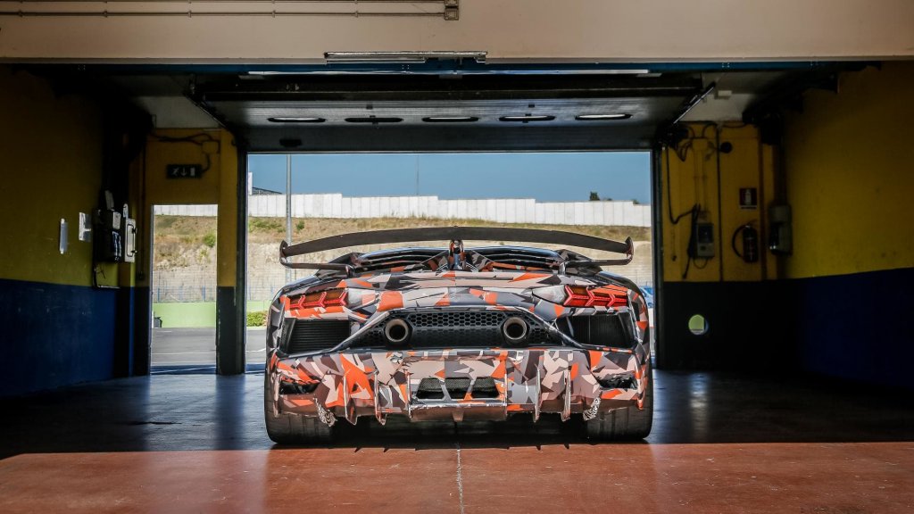 2018 Aventador SVJ Prototipo. После рекорда, на победной фотосессии, на трассе Vallelunga.