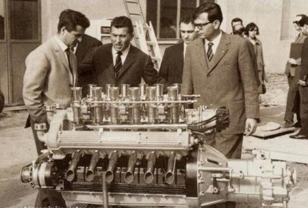 Слева направо: Джотто Биззаррини, Ферруччо Ламборгини и Джан Паоло Даллара в Сант-Агата-Болоньезе в 1963 году с прототипом двигателя Lamborghini V12.
