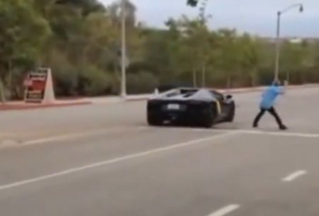 Нервный парень бросил камень в Lamborghini Aventador Roadster