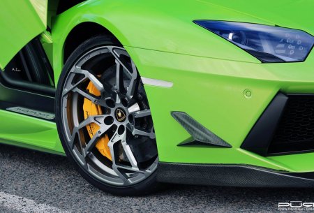 Данный Lamborghini Aventador оснастили удивительным набором колес с индексом RS05 от компании PUR Wheels. Стиль дисков явно был позаимствован с космического Lamborghini Egoista. 