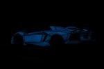 Davis & Giovanni представляет модель LB Performance Lamborghini Aventador LP 700-4 LB-R Roadster 'Tron' в мастабе 1:18 выкрашенную синей люминесцентной краской. Ночное освещение.
