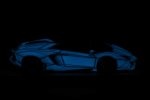 Davis & Giovanni представляет модель LB Performance Lamborghini Aventador LP 700-4 LB-R Roadster 'Tron' в мастабе 1:18 выкрашенную синей люминесцентной краской. Ночное освещение.